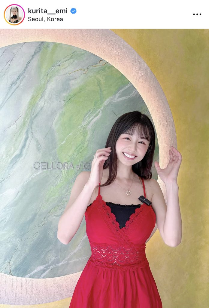 真っ赤なドレスでかわいらしい笑顔を見せる