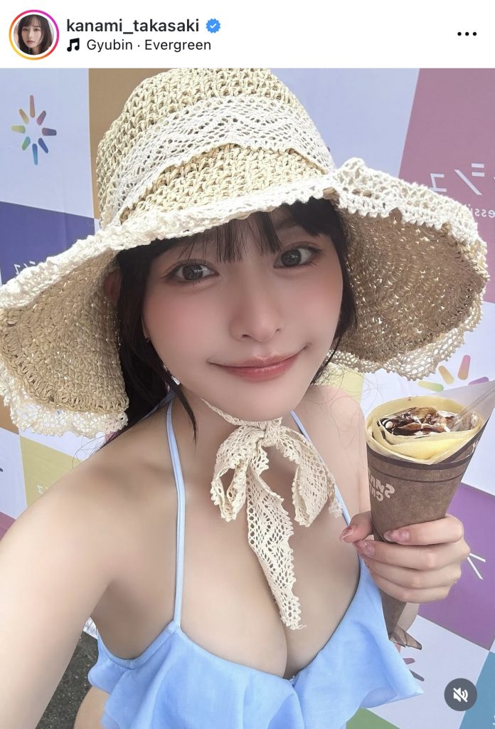 クレープを手にうれしそうな表情を見せる