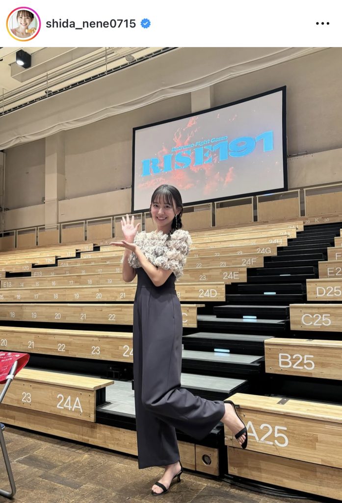 大人っぽい衣装でニッコリ