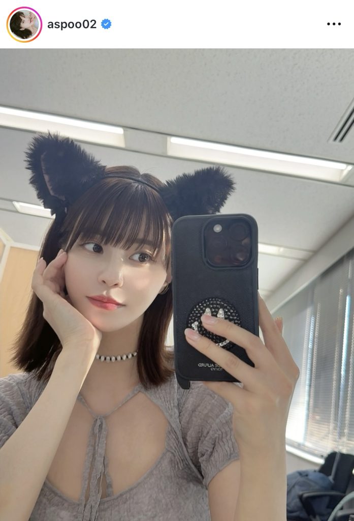 ネコミミを着けてキュートな1枚