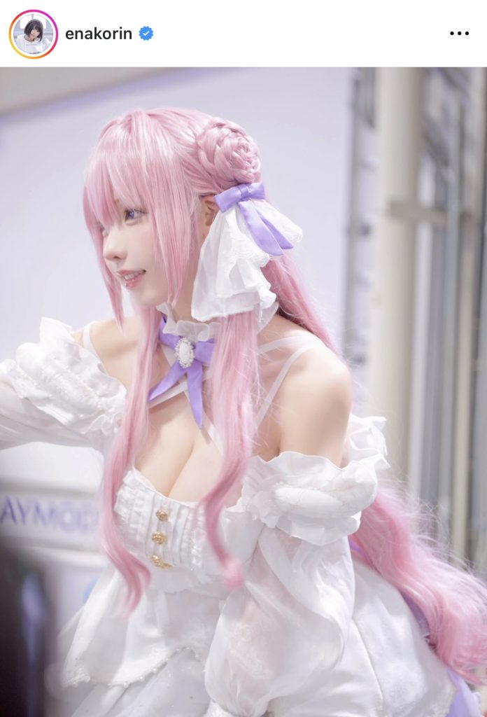 美しいドロシーのコスプレ姿での1コマ