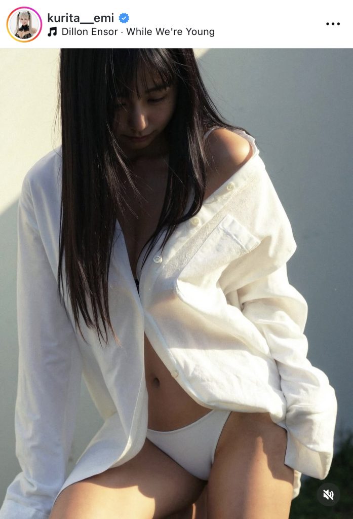 シャツがはだけて色っぽい1枚