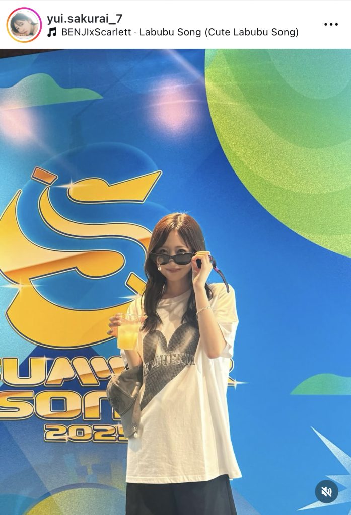 お気に入りというお父さんのTシャツを着てパシャリ