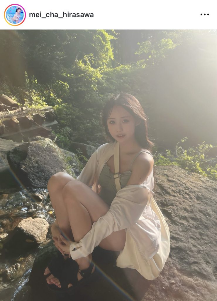 川辺にちょこんと座る平澤芽衣のかわいらしい1コマ