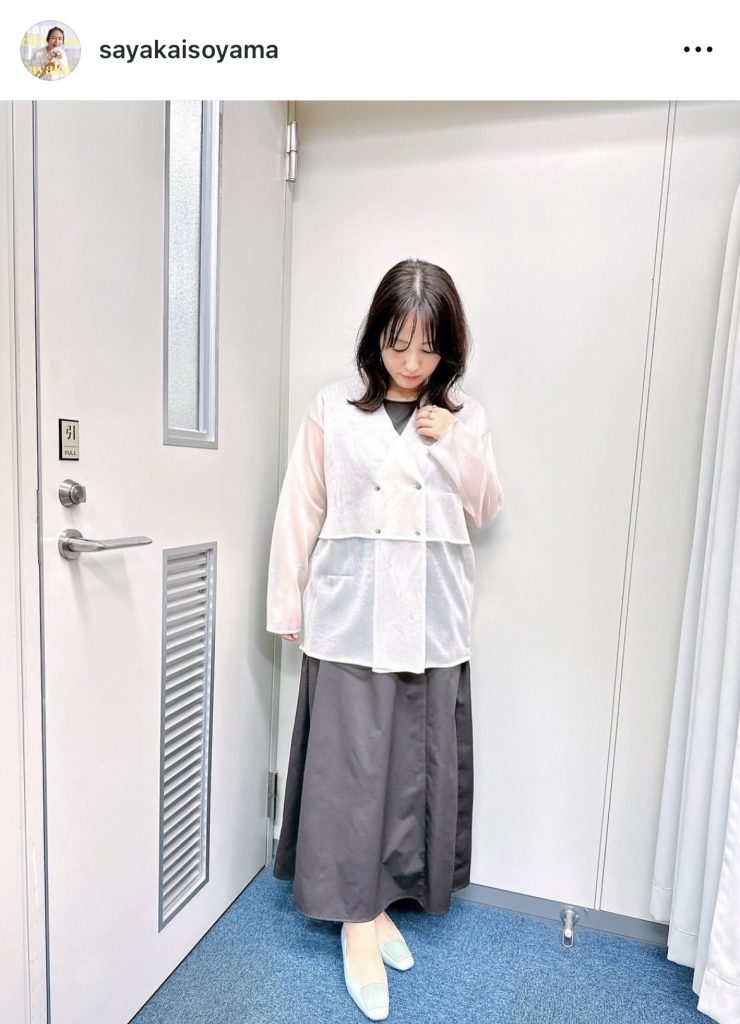 TBS系「健康カプセル!ゲンキの時間」にはモノトーンの衣装で出演