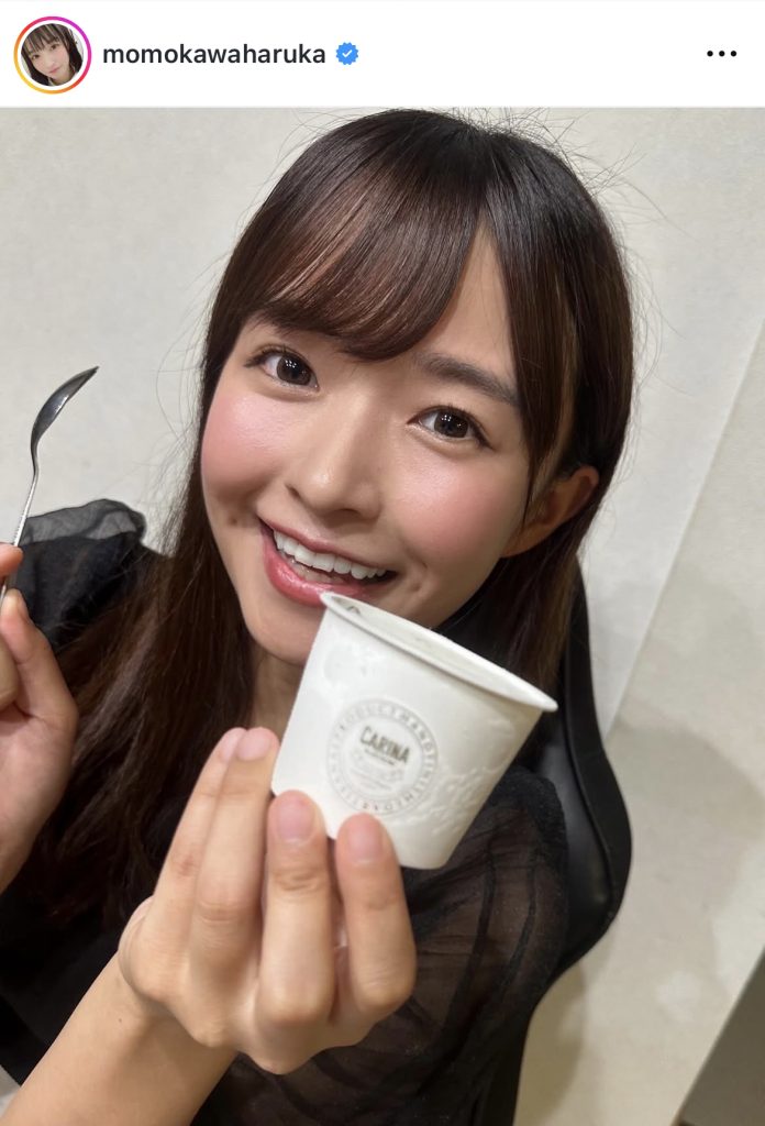 話題のCarina Gelato Factoryクッキー＆クリームジェラートを手にニッコリ