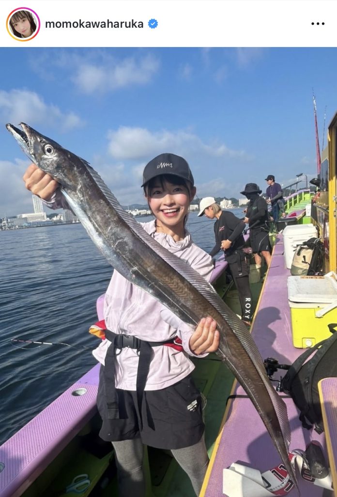 太刀魚を釣り上げた百川晴香