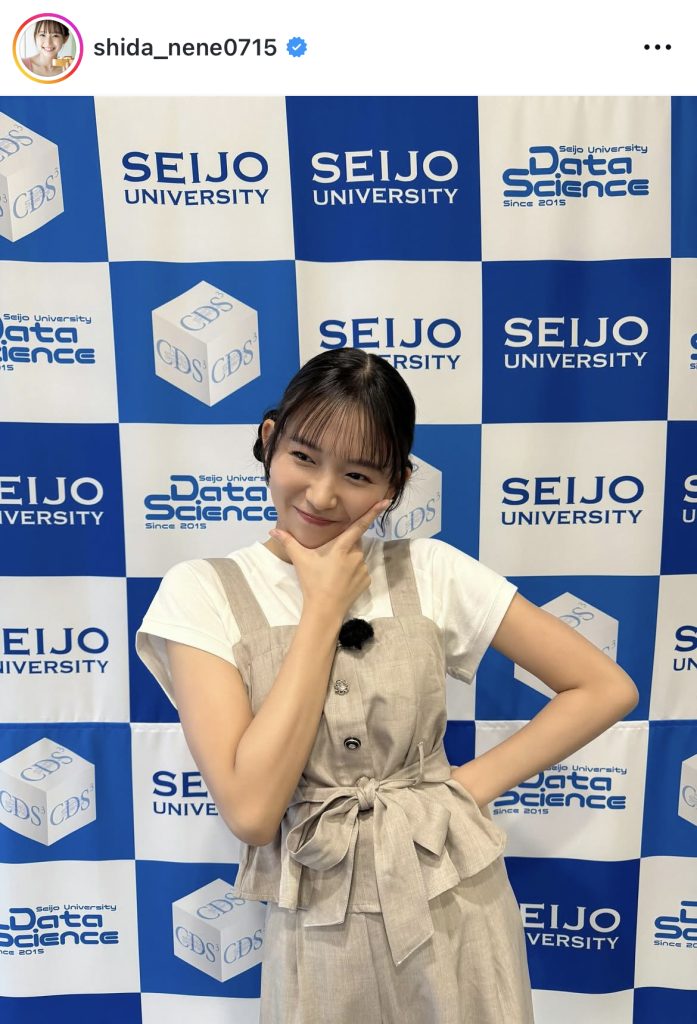 テレビ埼玉「キャンパスライフTV～世田谷3大学編～」で母校・成城大学を訪れ、笑顔を見せる