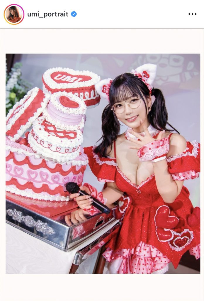 誕生日ケーキとのツーショットでニッコリ