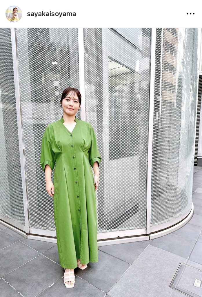 グリーンのワンピースがかわいらしい