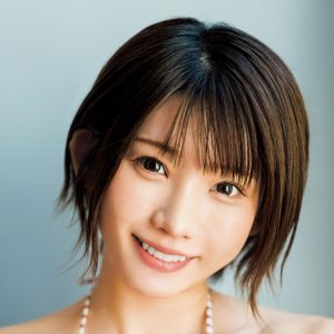 人気コスプレイヤーえなこ、ストライプビキニの表紙カット公開