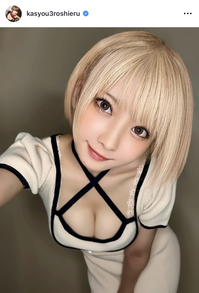 ワンピース姿で胸の谷間を強調