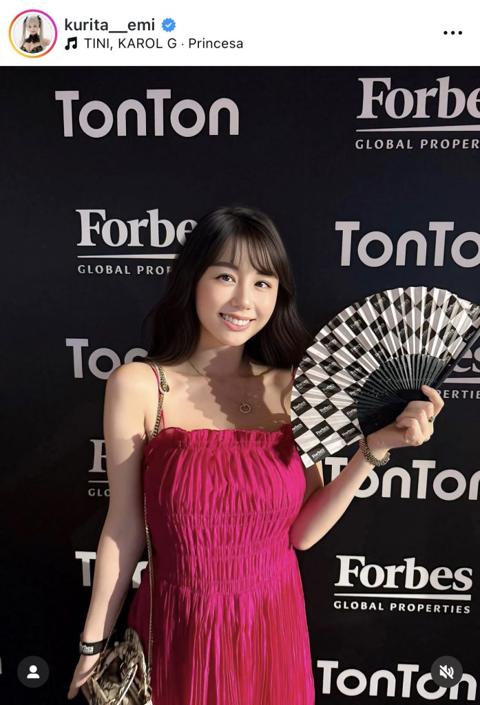 真っ赤なドレスで大人な一面を見せる