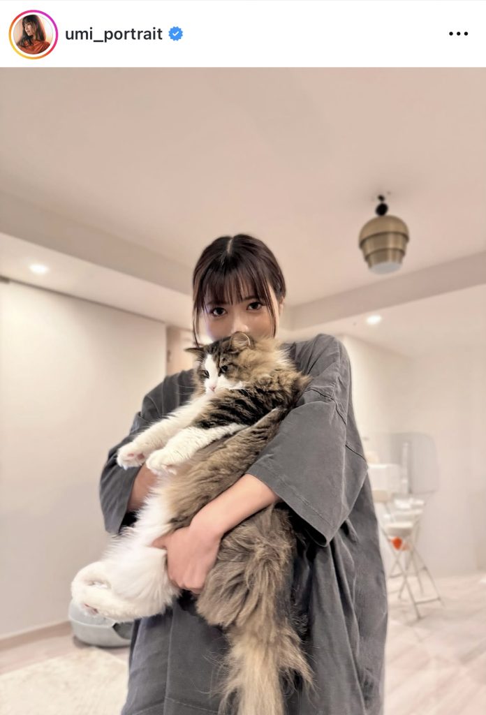 愛猫「ゴロウ」を抱き抱える東雲うみ