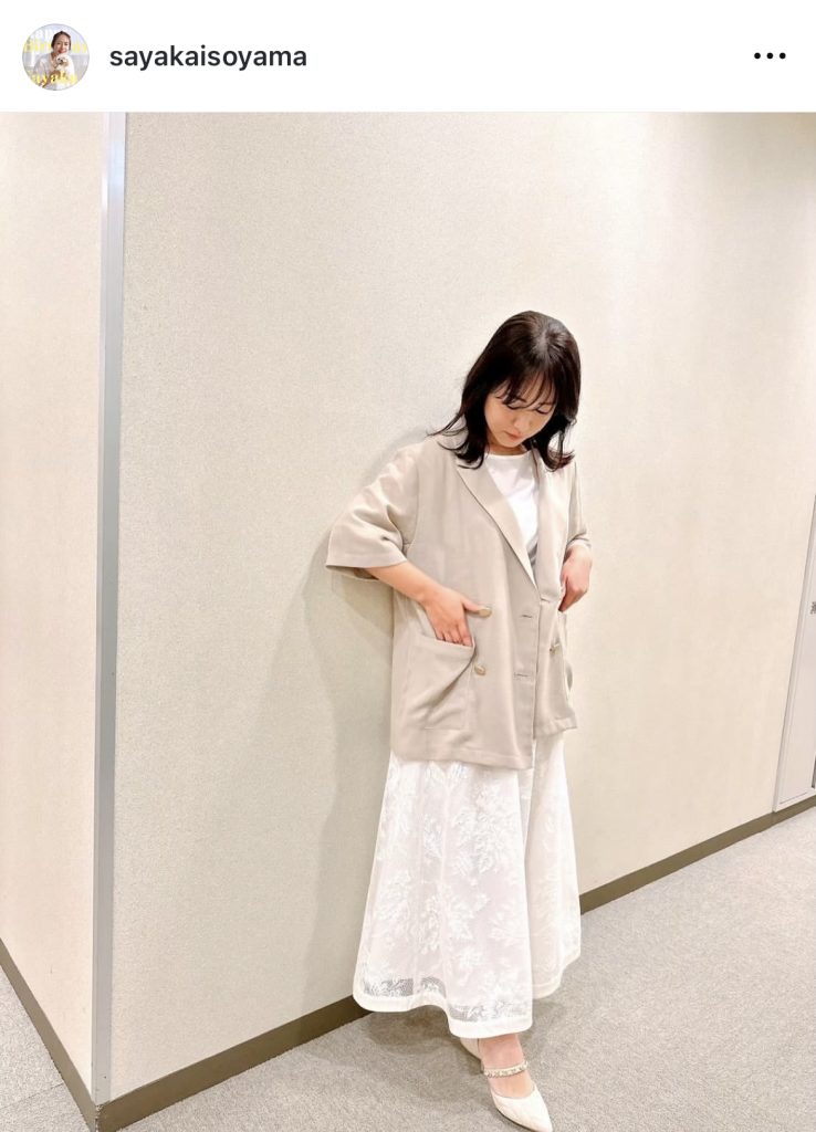 爽やかなジャケット＆ロングスカート姿