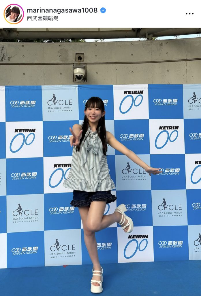 カメラに向けて弾ける笑顔を見せる