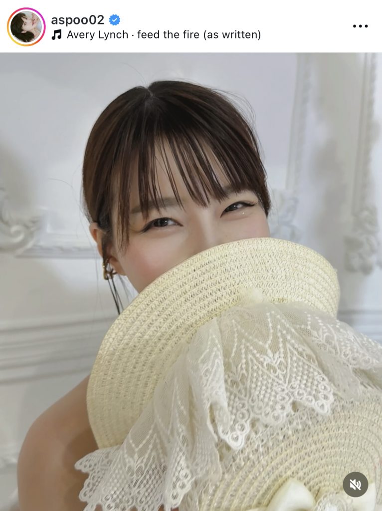 カメラ目線で弾ける笑顔を見せる