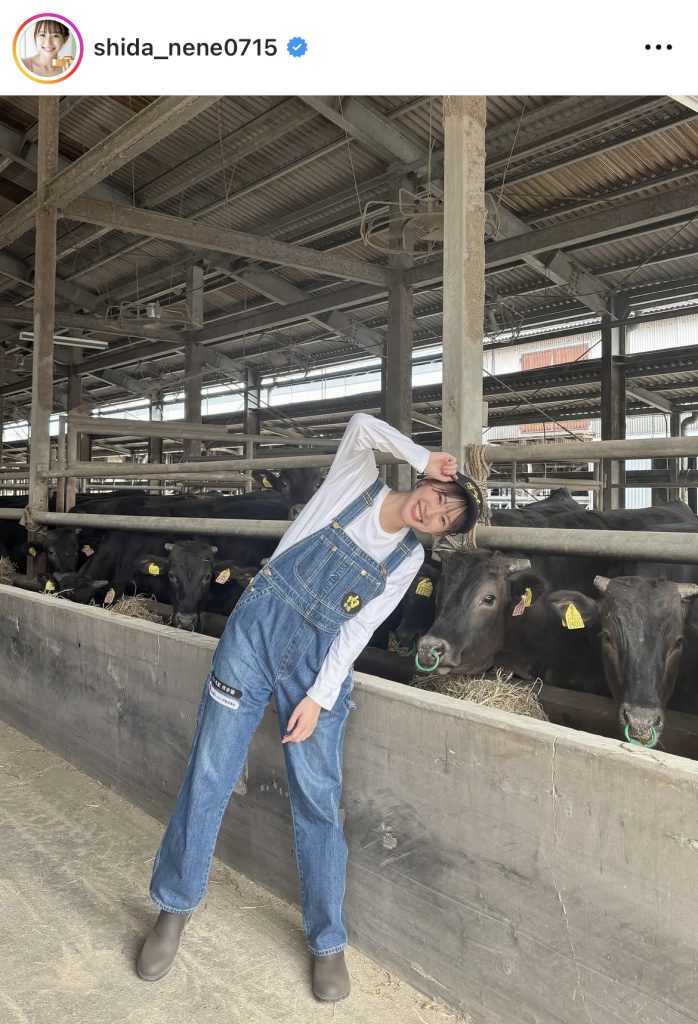 初めての牛舎訪問で笑顔を見せる