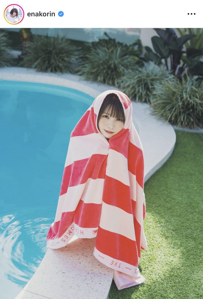 バスタオルにくるまったキュートなえなこ