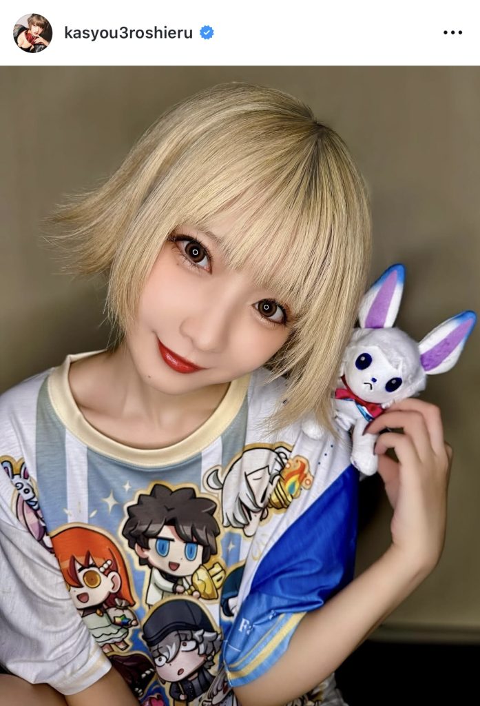 「Fate/Grand Order」のキャラクター・フォウとのツーショット