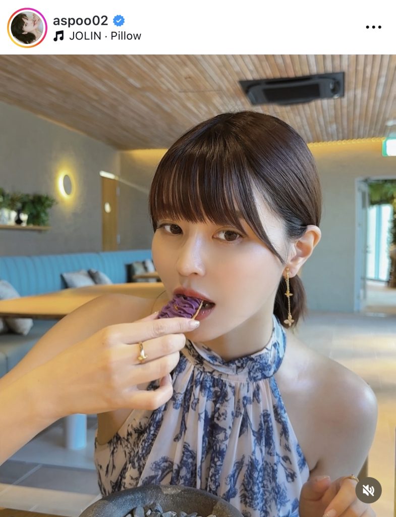 沖縄でおいしい食べ物を満喫する岸明日香