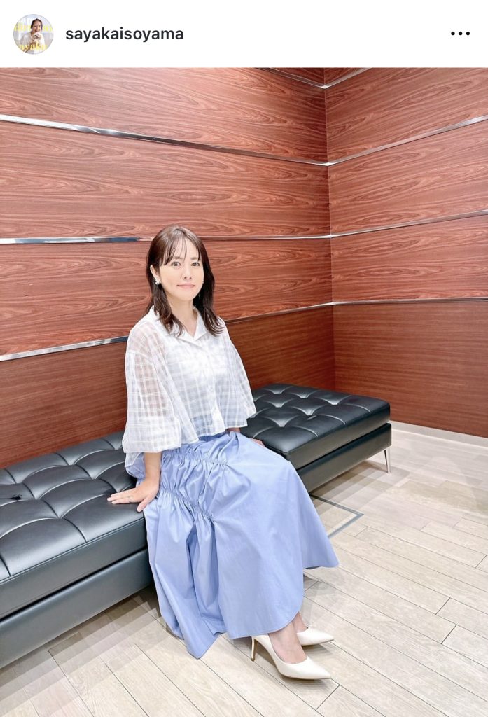 「サンデージャポン」にはホワイト×ライトブルーのコーディネートで出演