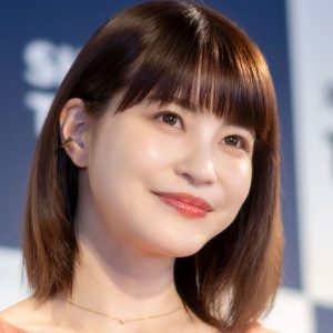 岸明日香、宮古島で夏っぽさ全開の肩出しワンピ姿を披露「ステキです」「今日もキレイ」「大好き」「オリオンビールいいなー」