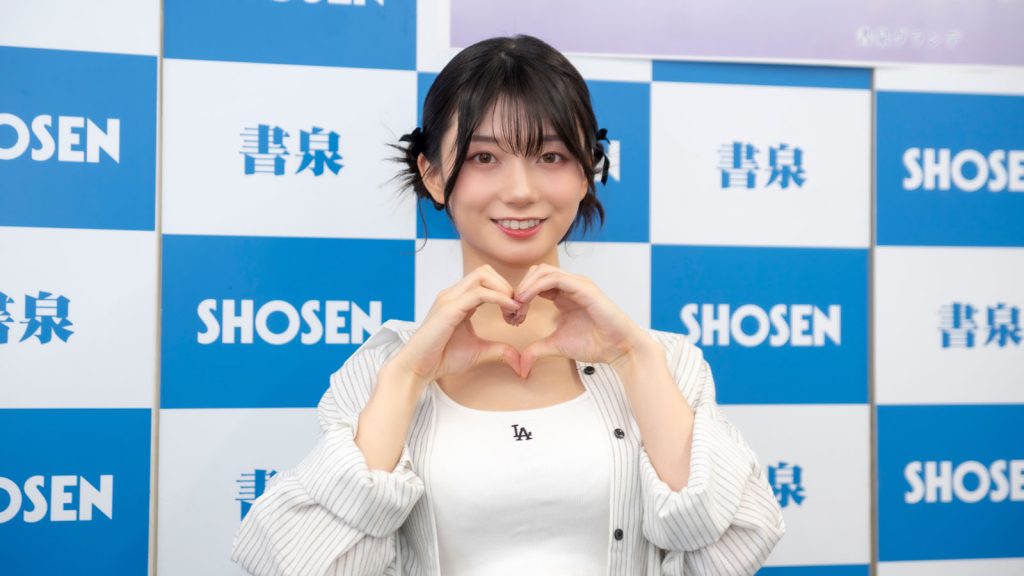 写真集「好きになっちゃう」発売記念取材会に出席した瀬戸環奈
