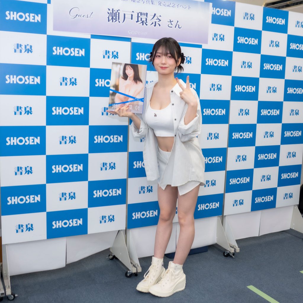 瀬戸環奈が写真集「好きになっちゃう」発売記念取材会に登壇