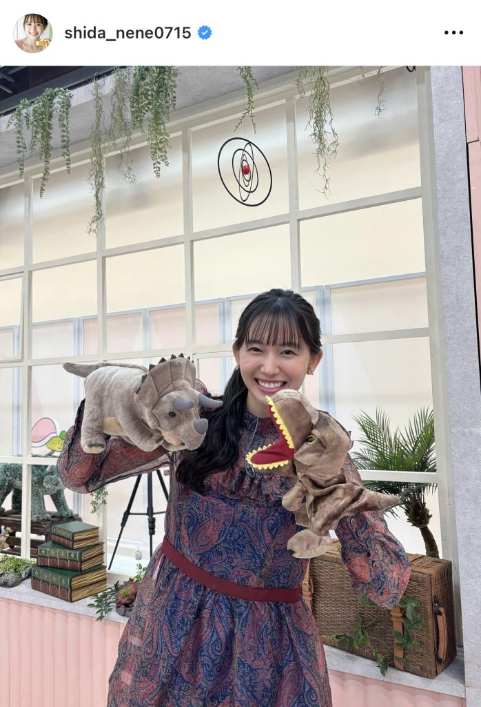 恐竜のパペットを手に楽しそうな志田音々