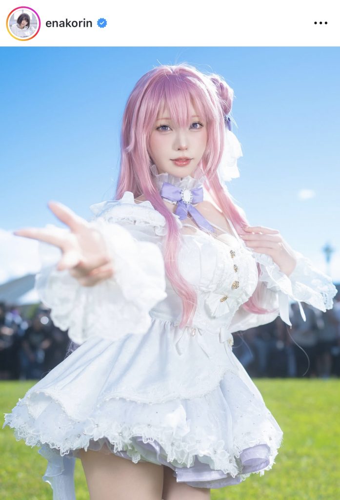 ドロシーのコスプレでカメラに向かってピース