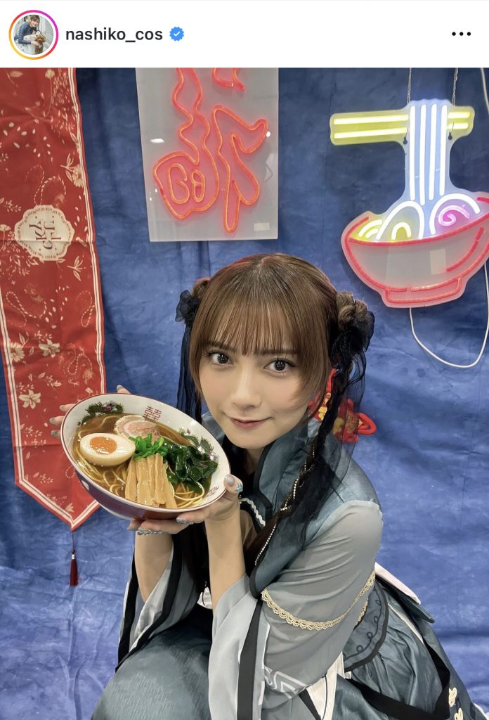 チャイナ衣装を着た桃月なしこがラーメンとのツーショットを公開