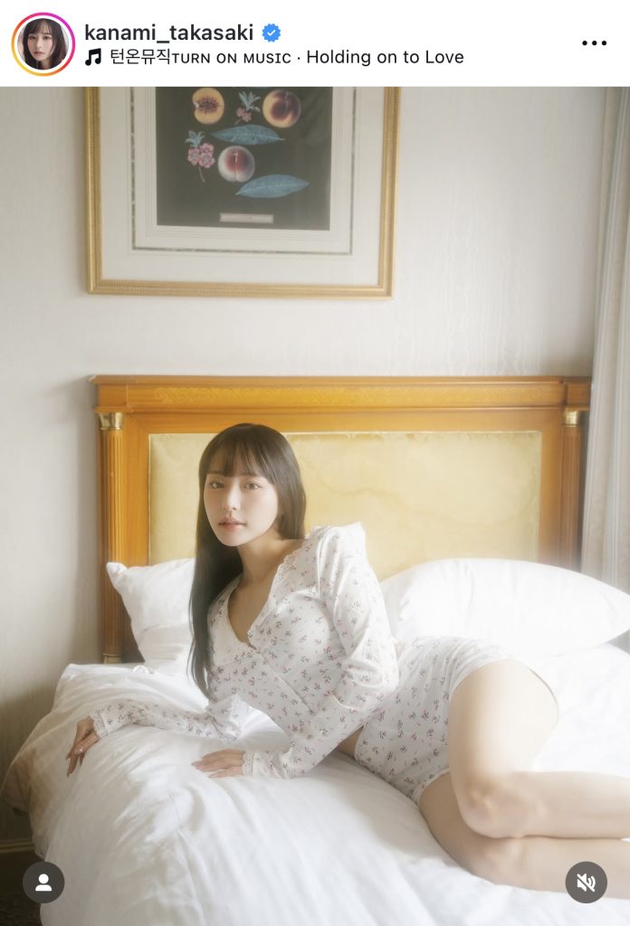 ベッドに寝そべってこちらを見つめる