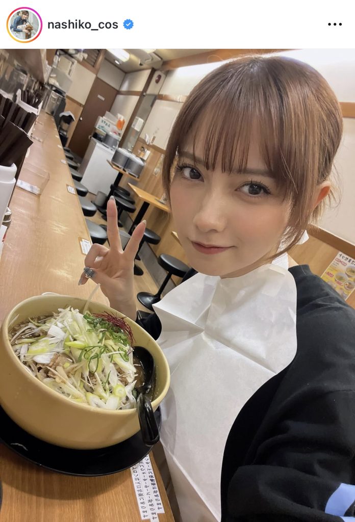 ラーメンを前にうれしそうな桃月なしこ