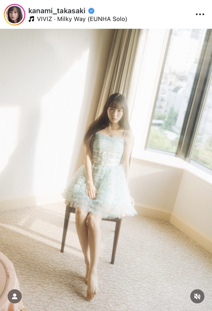 温かい日差しの中で見せる真顔が美しい1枚