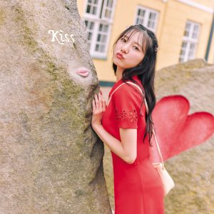 日向坂46河田陽菜、真っ赤なワンピース姿でキス顔披露…2nd写真集『テイクオフ』より先行カット到着