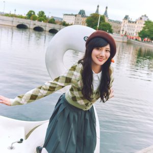 日向坂46河田陽菜、プレッピースタイルで船着場にタンっ！2nd写真集より新先行カット到着