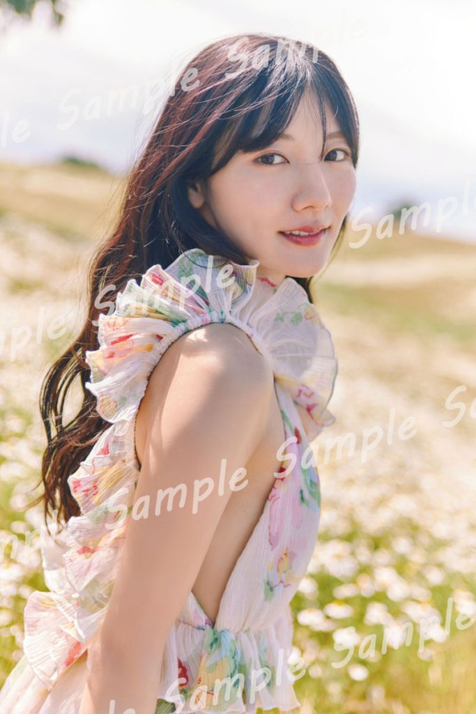 日向坂46・河田陽菜2nd写真集『テイクオフ』より封入特典ポストカード1