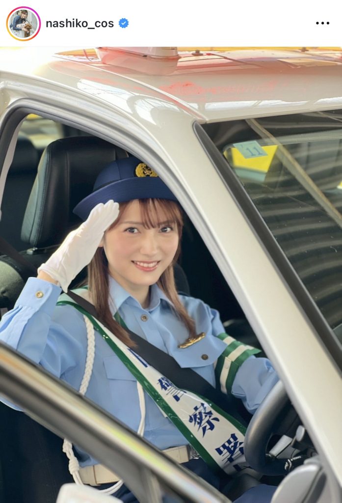 パトカーの運転席に座って敬礼