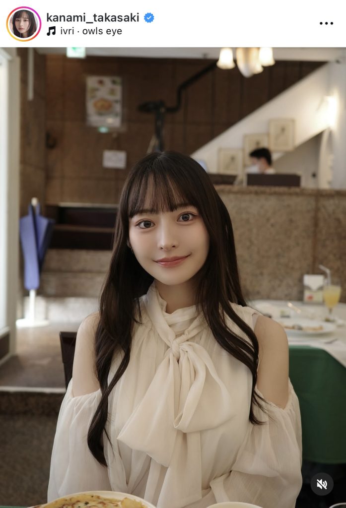 ランチで笑顔を見せる