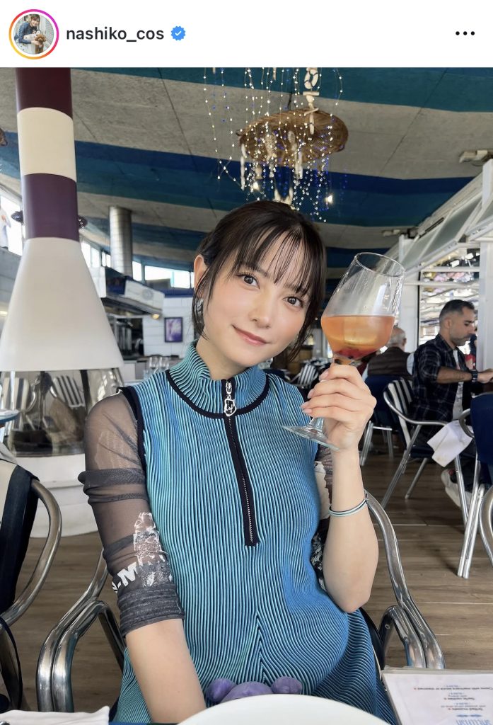 バルセロナで昼飲み中の桃月なしこ