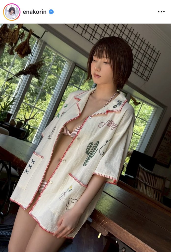 はだけたシャツとビキニが色っぽい1枚