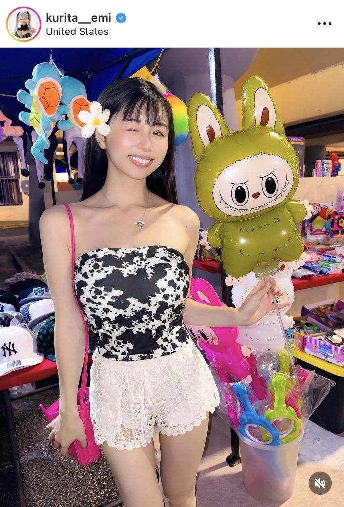 人気のキャラクター「ラブブ」を見付けてご機嫌