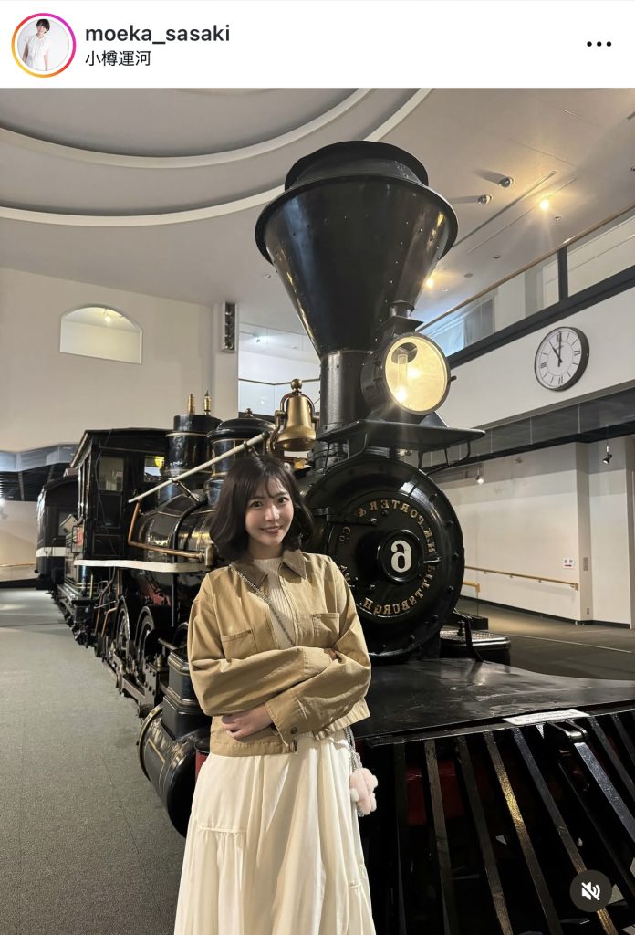 笑顔で蒸気機関車と記念撮影