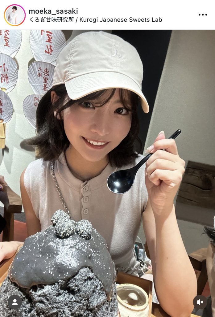 かき氷を手にご機嫌な佐々木萌香