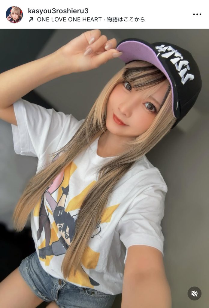 Tシャツ、ショートパンツ、帽子でラフな1枚