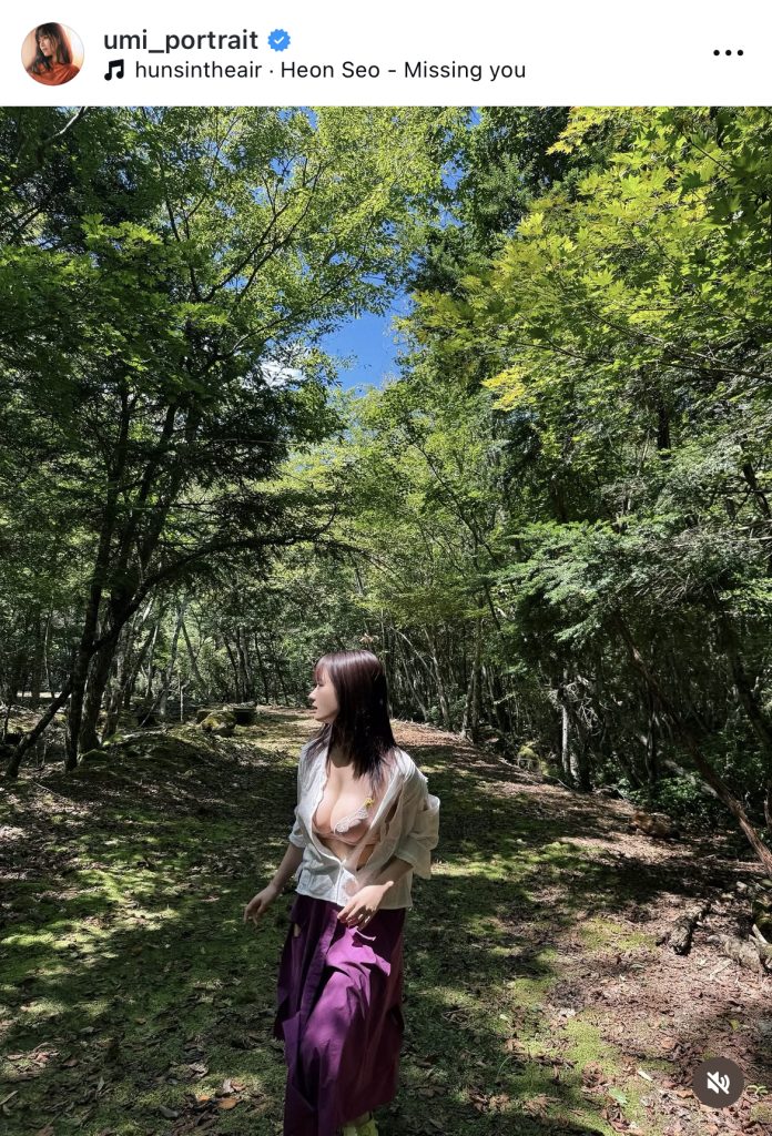 胸元がはだけた状態で樹海を歩く