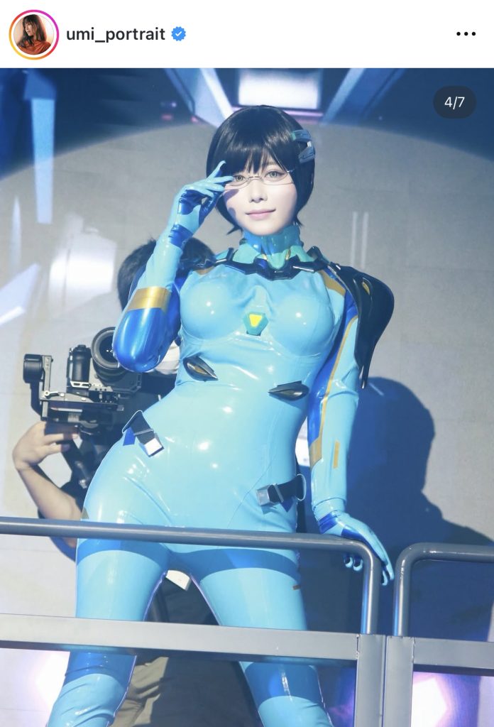 集まったファンに向けてポーズを決める