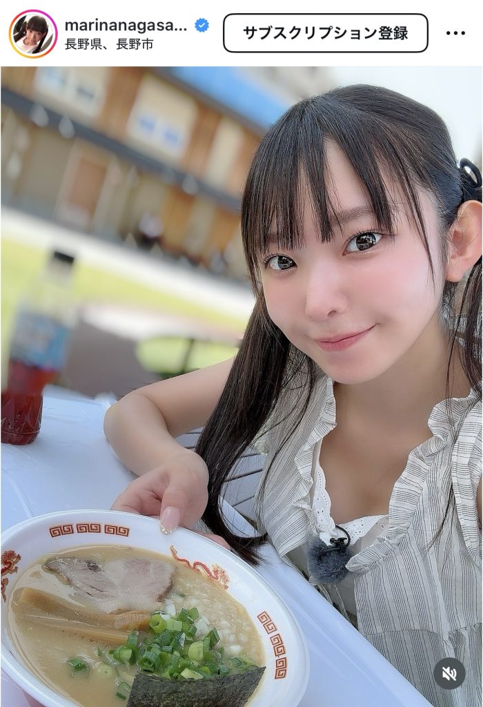 ラーメンとのツーショットでニッコリ