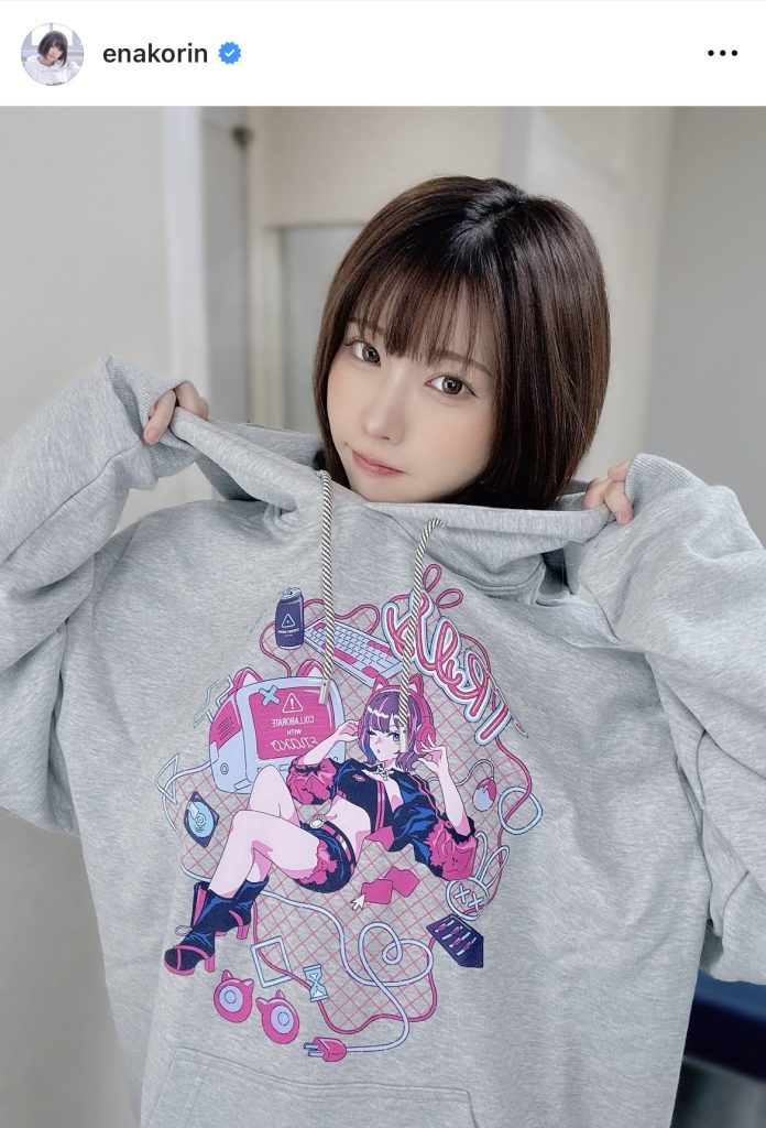 コラボアパレルのパーカーを着てパシャリ